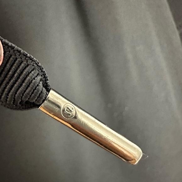 Lululemon On The Fly Crop *Woven 23" Black Sz 2 - Picture 8 of 12